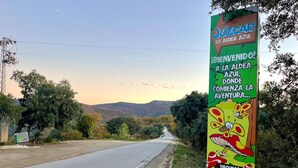 Un panneau de signalisation routière représentant un personnage de dessin animé et un texte faisant la promotion d’un lieu.