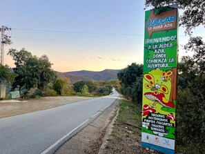 Un cartel con un personaje de dibujos animados y texto que promociona un lugar.