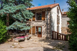 Property grounds - Country House 'La Esperilla De Gredos' with Mountain View, Private Garden and Wi-Fi (Barajas)
