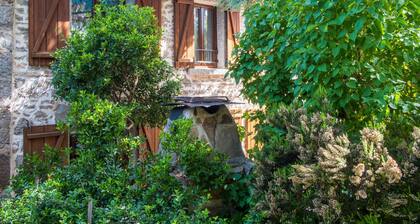 Country House 'La Esperilla De Gredos' with Mountain View, Private Garden and Wi-Fi