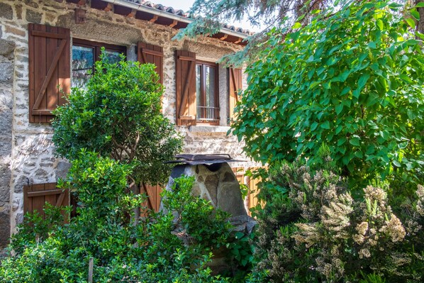 Exterior - Country House 'La Esperilla De Gredos' with Mountain View, Private Garden and Wi-Fi (Barajas)