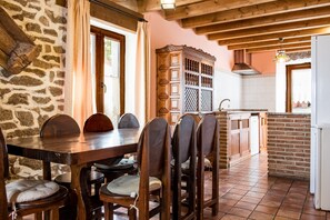 Dining - Country House 'La Esperilla De Gredos' with Mountain View, Private Garden and Wi-Fi (Barajas)