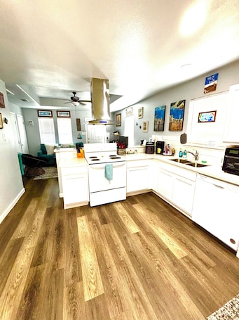 Fridge, microwave, oven, stovetop. PRIME LOCATION IMMACULATE COZY GETAWAY MINUTES FROM BEACH &DOWNTOWN