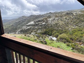 Interior - Chalet 'Sossego Serra Da Estrela' with Balcony, Wi-Fi and Air Conditioning (Cortes do Meio)