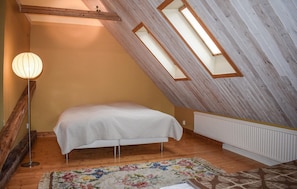 2 chambres, lit parapluie, draps fournis