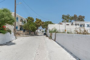 Property grounds - Studio Apartment 'Mouria' with Sea View, Wi-Fi and Air Conditioning (Kythnos)