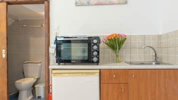 Fridge, oven, stovetop, electric kettle