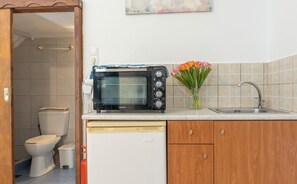 Réfrigérateur, four, plaque de cuisson, bouilloire électrique