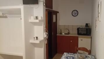 Kjøleskap, ovn, kokeplater og kjøkkenutstyr