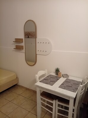 Dining - Studio Apartment 'Mouria  B' with Sea View, Wi-Fi and Air Conditioning (Kythnos)