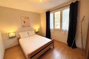 1 chambre, fer et planche Ă repasser, lit parapluie, Wi-Fi