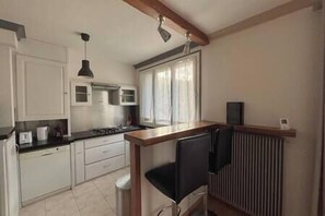 Réfrigérateur, micro-ondes, plaque de cuisson, cafetiÚre/bouilloire