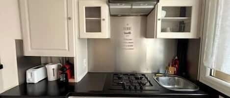 Réfrigérateur, micro-ondes, plaque de cuisson, cafetière/bouilloire