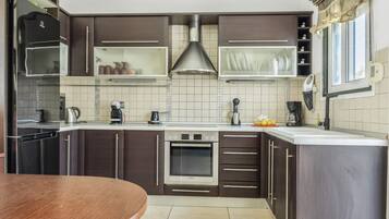 Réfrigérateur, four, plaque de cuisson, cafetière/bouilloire