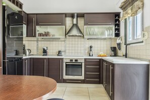 Fridge, oven, stovetop, coffee/tea maker