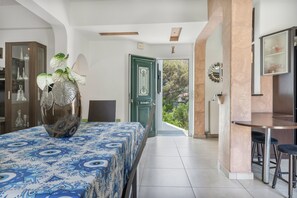 Dining - Apartment 'Mouria House' with Sea View, Wi-Fi and Air Conditioning (Kythnos)