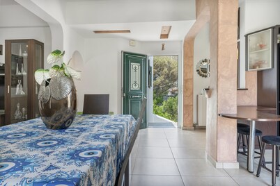 Mouria House Apartment with Sea View, Wi-Fi, and Air Conditioning