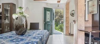 Apartment 'Mouria House' with Sea View, Wi-Fi and Air Conditioning