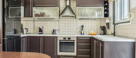 Fridge, oven, stovetop, coffee/tea maker