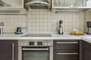 Køleskab, ovn, kogeplade, kaffe-/temaskine