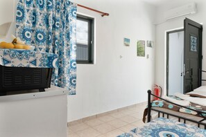 Interior - Studio Apartment 'Mouria  A' with Sea View, Wi-Fi and Air Conditioning (Kythnos)