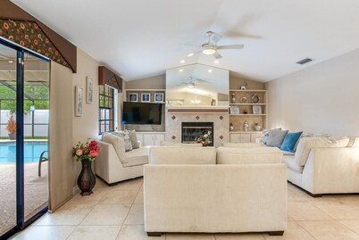 Heated Pool, 3-bedroom Home with WiFi in Clearwater