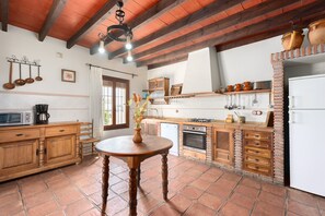 Fridge, microwave, oven, stovetop - Country House 'Piedras Blancas' with Mountain View, Private Pool and Wi-Fi (Colmenar)