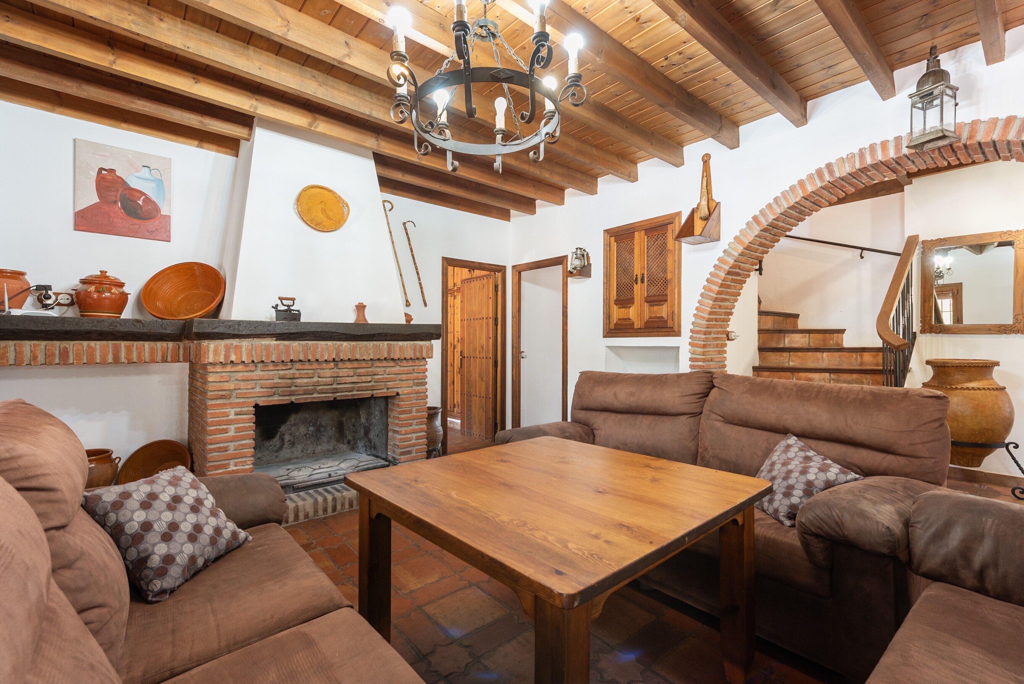 Fernseher, Kamin, Tischtennisplatte