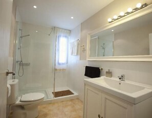Douche, séchoir à cheveux, serviettes fournies