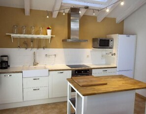 Køleskab, mikrobølgeovn, ovn, kogeplade