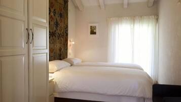 4 bedrooms, iron/ironing board, free WiFi, bed sheets