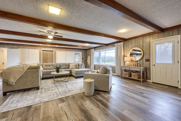 Smart-TV, Kamin, Tischtennisplatte