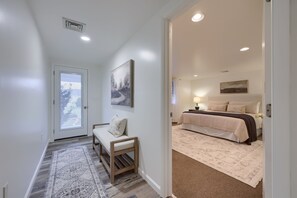 4 عدّة غرف نوم ومكواة/لوح كي وسرير سفر وواي فاي