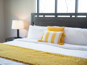 4 soverom, skrivebord, strykejern/-brett og reiseseng for barn