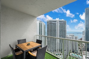 Outdoor dining - Vista Mar - Water View Penthouse (Miami)