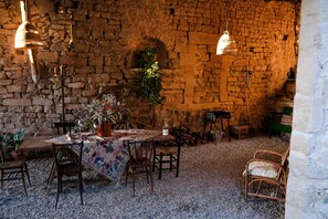 Outdoor dining - Holiday Home 'Comalats' with Private Pool, Private Terrace and Wi-Fi (Montoliu De Segarra)