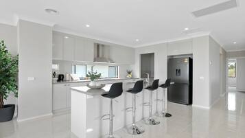 Køleskab, mikrobølgeovn, ovn, kogeplade