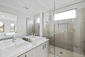 Dusche, Haartrockner, Handtücher, Toilettenpapier