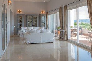 TV - Villa 'Índigo' with Mountain Views, Wi-Fi, and Air Conditioning (Benalup-Casas Viejas)