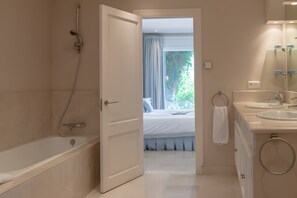 Ducha, secador de pelo, toallas