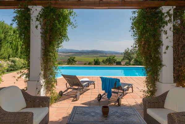 Pool - Villa 'Índigo' with Mountain Views, Wi-Fi, and Air Conditioning (Benalup-Casas Viejas)