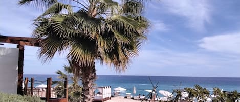 Privatstrand, weißer Sandstrand, Cabañas (gegen Gebühr), Liegestühle