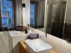 Douche, sĂšche-cheveux, serviettes fournies