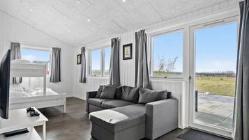 5 bedrooms, travel crib, free WiFi
