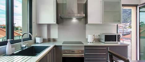 Een koelkast, een magnetron, een oven, een kookplaat