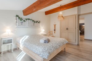 4 bedrooms, iron/ironing board, free WiFi, bed sheets