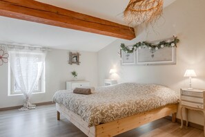 4 bedrooms, iron/ironing board, free WiFi, bed sheets