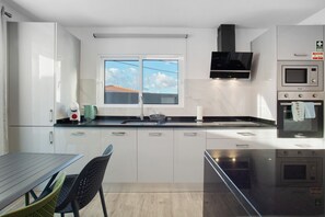 Frigorífico, microondas, horno y placa de cocina