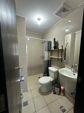 Hair dryer, towels, soap, toilet paper - Luxury minimalist in the heart of Cubao (Quezon City)
