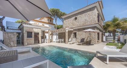 Casa de vacaciones 'Chalet Con Piscina' con piscina privada, Wi-Fi y aire acondicionado